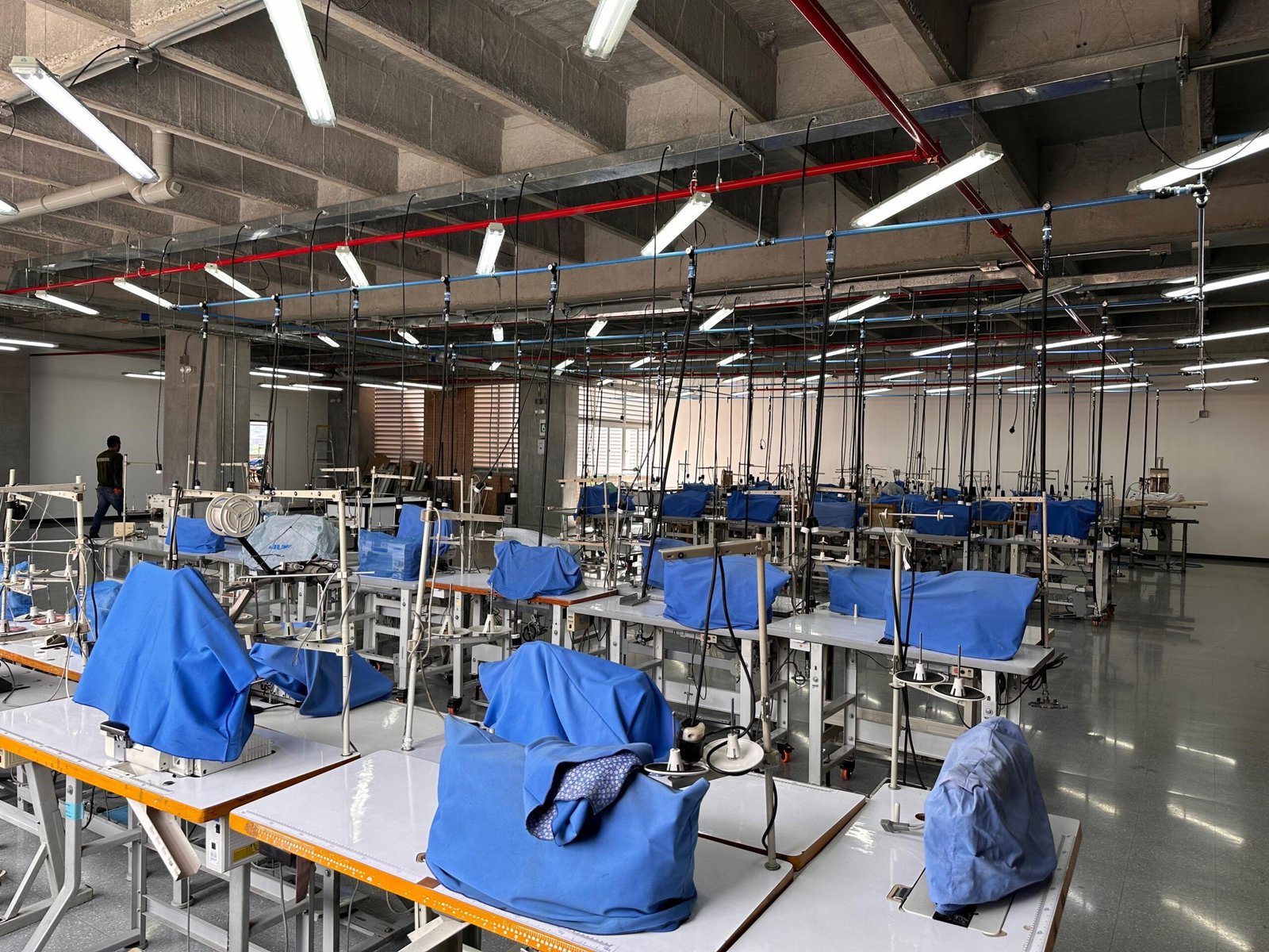 Electricistas en Medellin realizando instalaciones eléctricas industriales